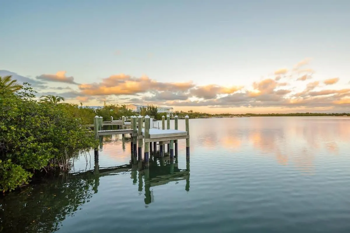 Spindrift House -Huge Pool, Dock Villa Stock Island United States